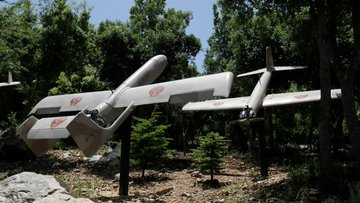 SoftWarNews's tweet photo. Hizbullah sedang melancarkan perang drone di front selatan. Penggunaan drone oleh Hizbullah semakin meningkat, sehingga menimbulkan ancaman yang lebih besar terhadap Zionis. Teroris Israel berada dalam kebingungan &amp; ketidakberdayaan menghadapi drone yang telah menjadi ancaman 1/5 https://t.co/ruhvRlhhwa