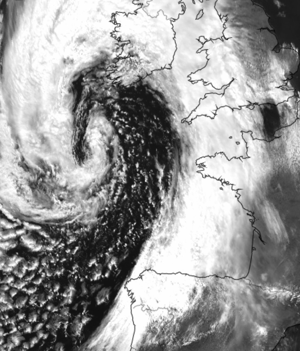 Espectacular “caracol” el que forma la borrasca atlántica al suroeste de #Irlanda y el #FrenteFrío bien definido entrando ya por el noroeste de la península Imagen de las 14:45 h del canal visible de alta resolución del #Meteosat