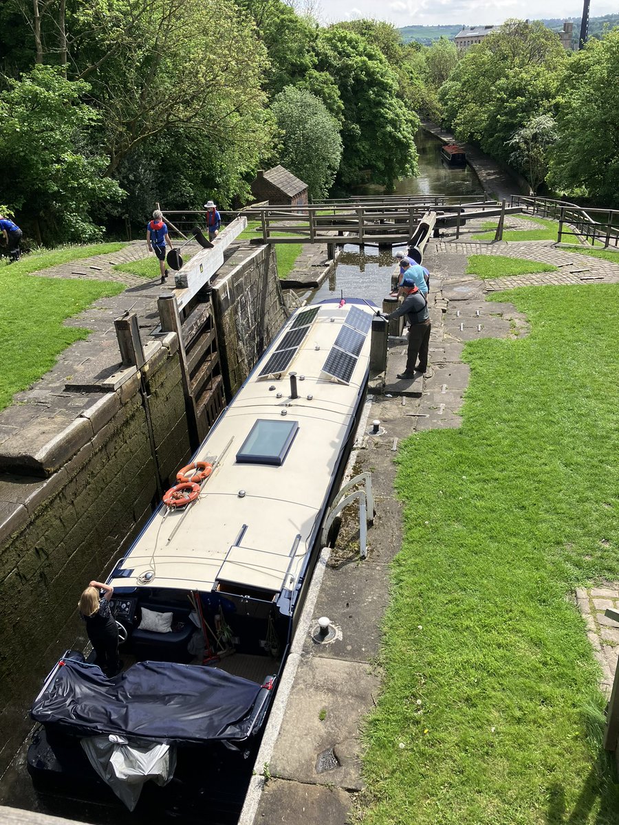 @CanalRiverTrust The Lock Keepers are working hard today on the Leeds and Liverpool Canal #Bingley 5 Rise Locks #YORKSHIRE