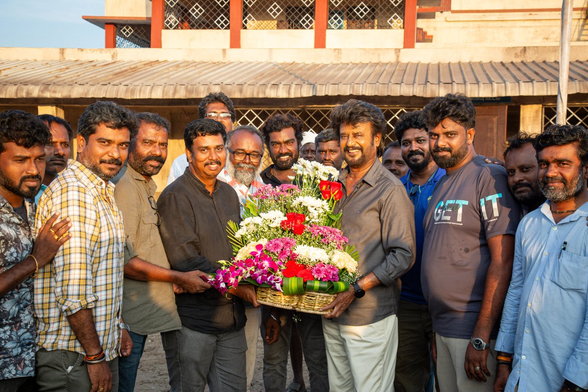 And it is a wrap for our Thalaivar! 🎬🌟 Superstar @rajinikanth completes filming his portion for Vettaiyan. 🕶️ 🤩 #VETTAIYAN 🕶️ @rajinikanth @SrBachchan @tjgnan @anirudhofficial @LycaProductions #Subaskaran @gkmtamilkumaran #FahadhFaasil @RanaDaggubati @ManjuWarrier4