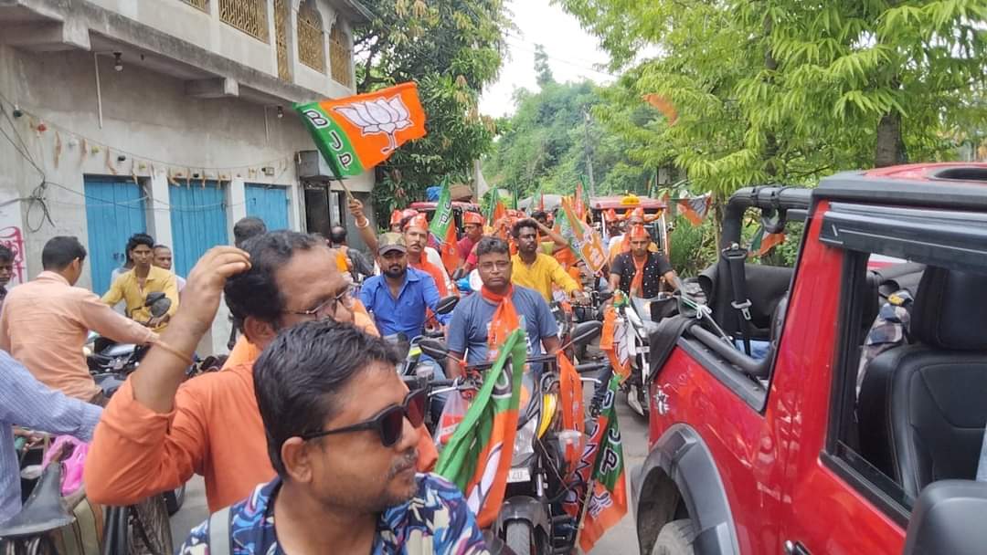 উলুবেড়িয়া পূর্ব বিধানসভার জোড়াপোল থেকে পানপুর মোড় এবং নরেন্দ্র সিনেমা থেকে জেলেপাড়া ব্রীজ পর্যন্ত জনসম্পর্ক যাত্রায় উপস্থিত আছি, সঙ্গে উপস্থিত আছেন রাজ্য সম্পাদিকা তথা আইনজীবী প্রিয়াঙ্কা টিব্রিওয়াল মহাশয়া ।
#Vote4BJP #vote4arunudaypaulchowdhury #LokSabhaElections2024…