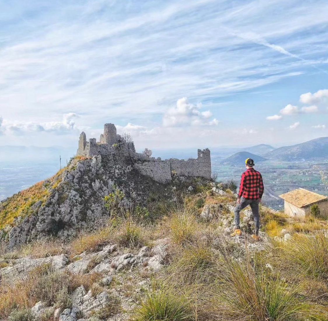 Una vista mozzafiato sul Castello dei Conti d'Aquino a #Roccasecca, grazioso comune in provincia di #Frosinone, e sulla Valle del Liri. Siamo nel cuore della #Ciociaria, terra ricca di mete da scoprire 📷 Ig valefurians #VisitLazio #LazioIsMe #LazioEternaScoperta