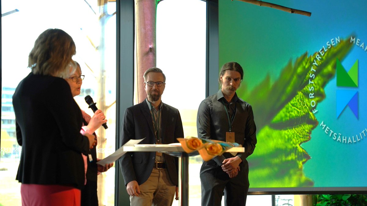 Metsähallituksen ympäristö- ja innovaatiopalkinto vuodelta 2023 on tänään myönnetty Monikäyttömetsien lajistokartoitusprojektille! 🥇

Metsätalouden lajistoasiantuntijoidemme johdolla toteutetussa hankkeessa selvitettiin uhanalaisten ja muiden huomionarvoisten lajien esiintymistä