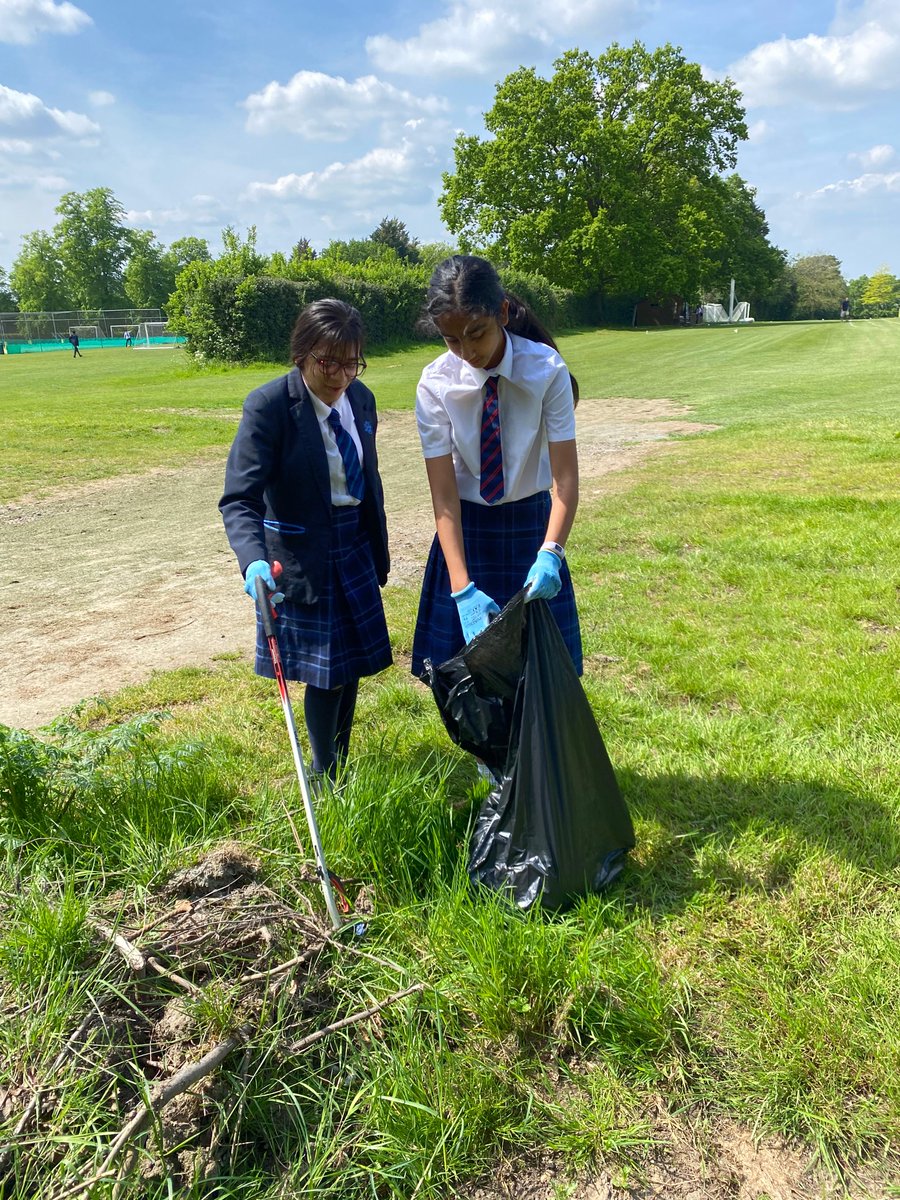 Our Sustainability Ambassadors did a wonderful job on Friday helping to keep our 100-acre site clean in a litter picking competition! 🚮♻️ #LitterPicking #Sustainability #100AcreSite #ChigwellSchool #SustainabilityAmbassadors #CommunityofKindness