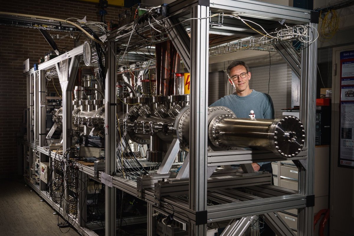 UG Makers #6 ⚙️: Steven Hoekstra (@SHoekstra, @ScienceLinX). Hoekstra and colleagues have been developing a set-up through which they can slow molecules down in order to make very accurate measurements! 🔍 📸: @reyerboxem Read more 👇 rug.nl/news/2024/05/t…