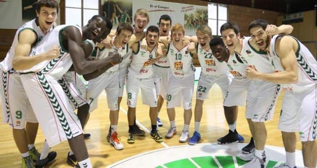 Yiyitodelrio's tweet photo. 💭 11 años de aquel partido ante @BahiaSanAgustin en el que no ascendimos a #LEBOro con este grupo de chavales, pero todos sabíamos que era el inicio de una bonita historia. Quién os ha visto y quién os ve ahora. 

✍️ @ToDeki94 @pepepozas4 @Dsabonis11 @Tsabonis11 @LuisCondeG https://t.co/QojvhHwOeJ