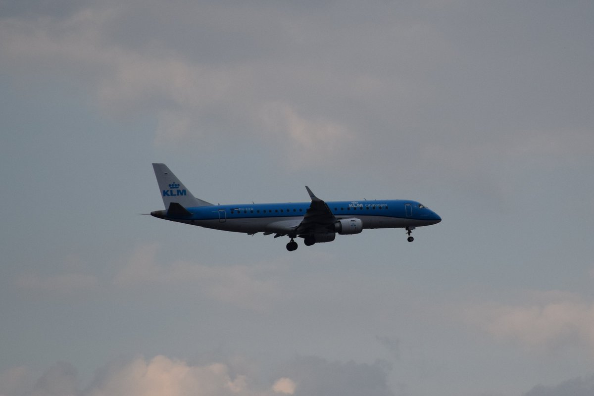 MyGarden_Uk's tweet photo. Did a bit more Plane spotting from Kents Moat Park yesterday afternoon.

@des_farrand @alisonbeach611
@Ryanair @easyjet 
#Afternoon #KentsMoatPark #Meadway #Nature #SunnyDays #Planes #Ryanair #easyjet #KLM https://t.co/x5zf1MkoXO