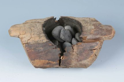 SPACECANNABIS's tweet photo. ��O PRIMEIRO BECK DO MUNDO  Sepulturas de 2,5 mil anos atrás no cemitério de Jirzankal, no oeste da China, apresentam recipientes de madeira que continham plantas cannabis queimadas com um teor extraordinariamente elevado do psicoativo químico THC. https://t.co/ORCqlcbpZ1