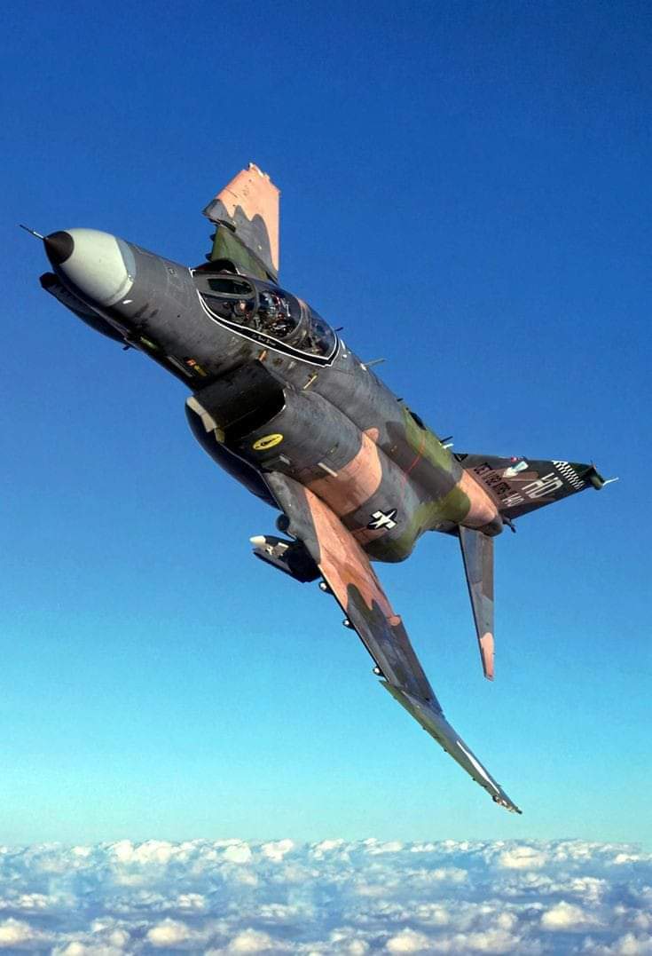 McDonnell Douglas F-4 Phantom II ... de los mejores cazas de la historia. Gran foto de Jim Haseltine.