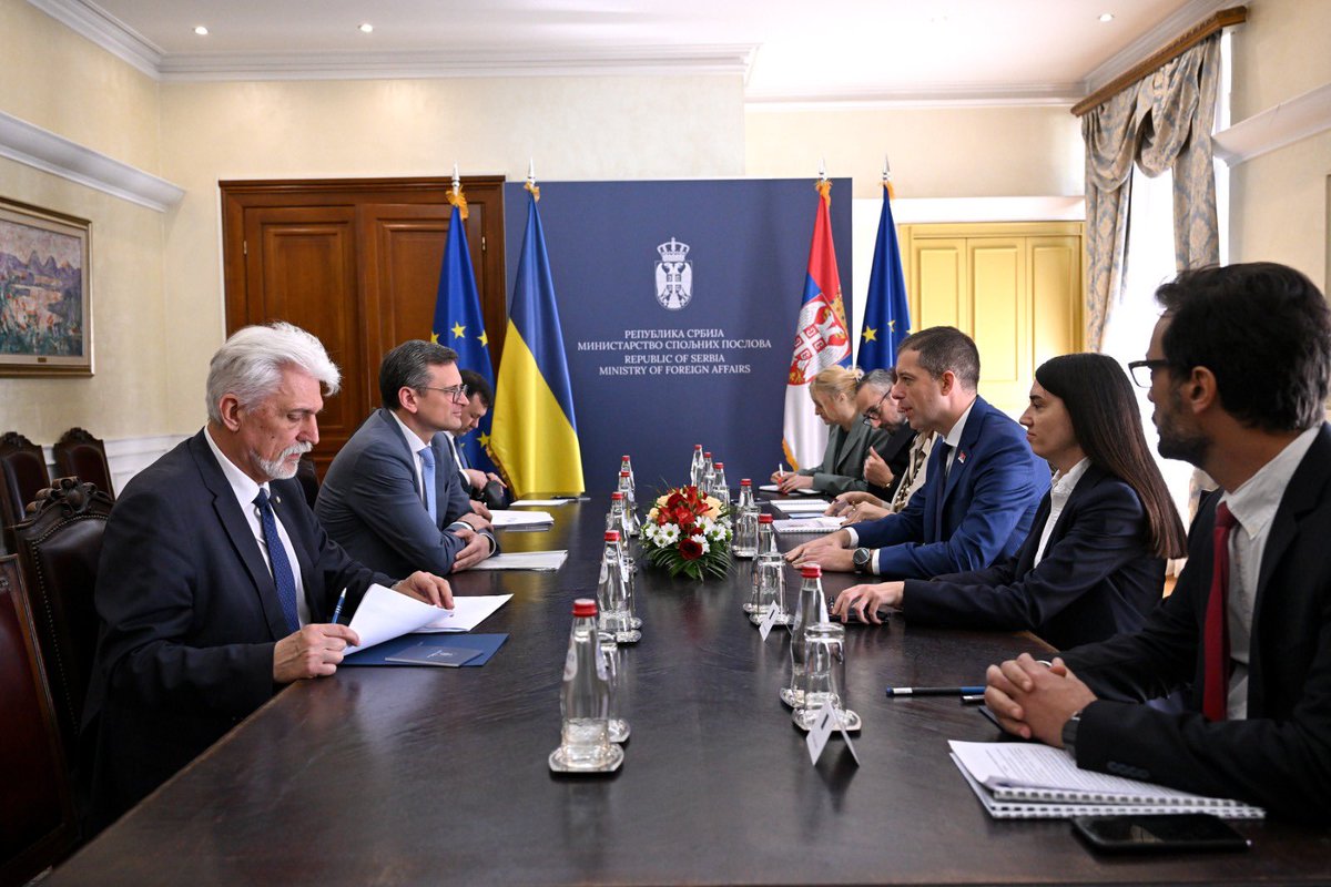 In Belgrade, Foreign Minister @MarkoDjuric and I discussed ways to develop our bilateral cooperation. Minister Đurić expressed his support for Ukraine's sovereignty and territorial integrity. I reciprocated with regard to Serbia. We also discussed both countries' EU integration.