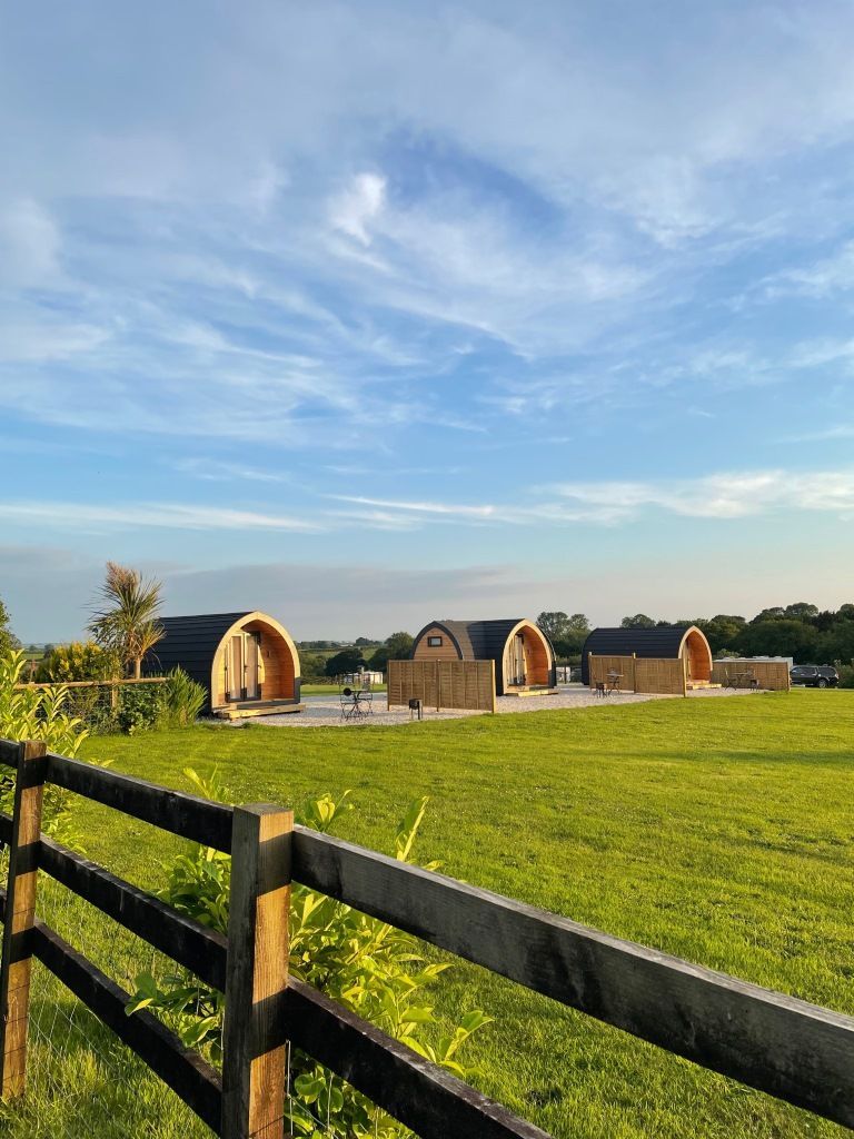 Fursdon Farm Camping & Caravanning is a delightful family-run hideaway on the edge of Bodmin Moor. 🐶 Welcomes dogs 🐾 weacceptpets.co.uk/Cornwall/8401 #FursdaonFarmCampsite #Cornwall #CampingLife #FamilyGetaway #Nature #Escape #GolithaFalls #CarnglazeCaverns #HurlersStoneCircles