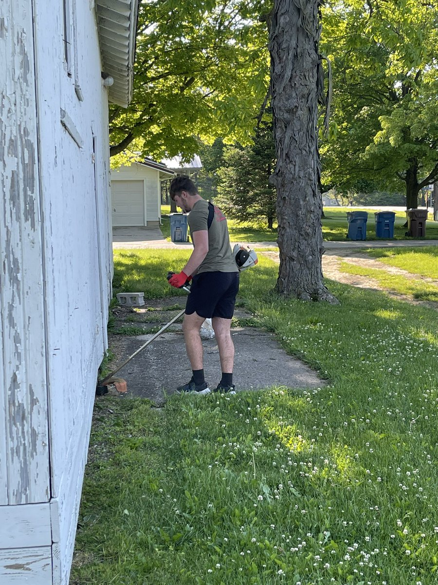 OHCoachMassey's tweet photo. Rosin White and Chad Lamb weed eating for #ServiceLearningDay at the Fairmount Church Camp.
#WeAreMG https://t.co/gMm3iR9eDu
