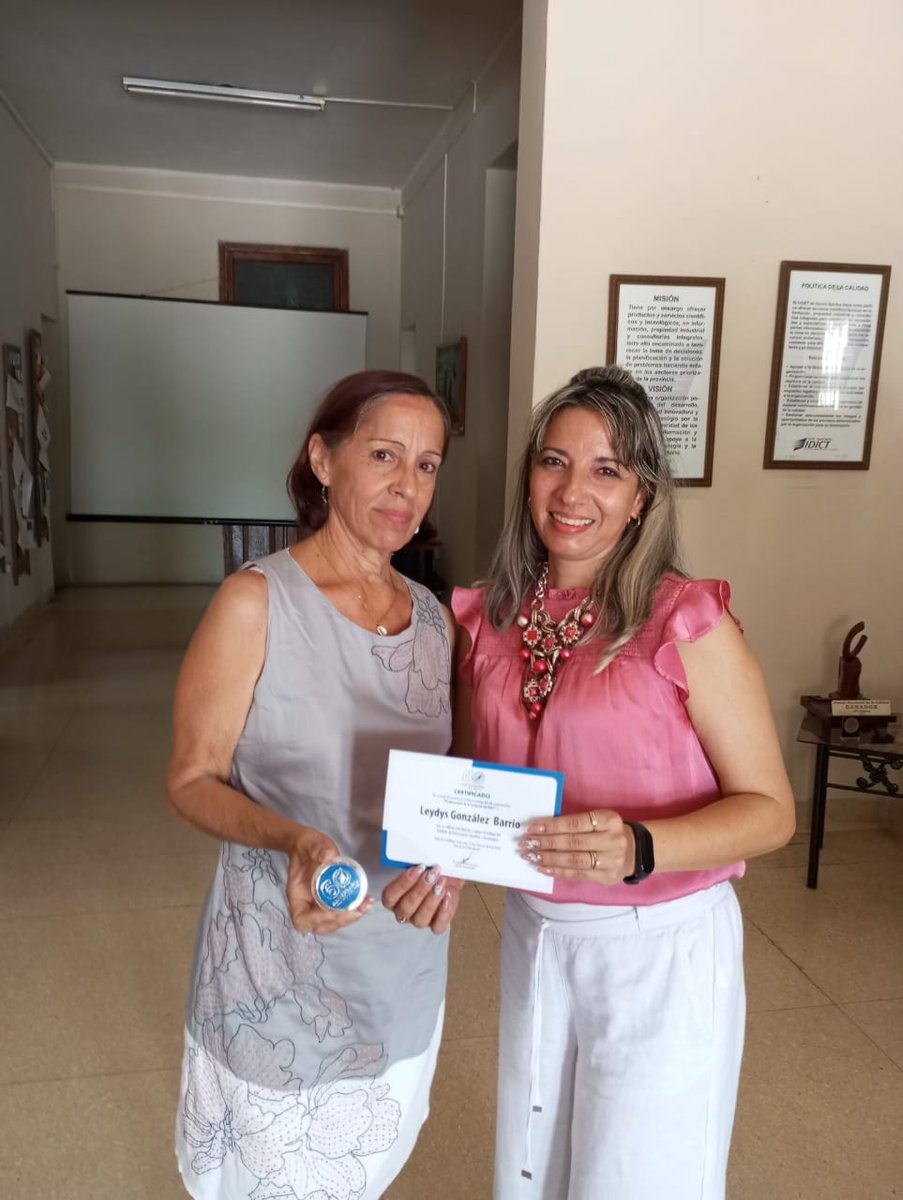 🏅Recibe especialista de #Citmatel el Certificado y Medalla otorgada por el #IDICT por la valiosa contribución y apoyo al trabajo del Instituto de Información Científica y Tecnológica en su 60 Aniversario.
@IDICT_Cuba
#Cuba #SanctiSpíritus