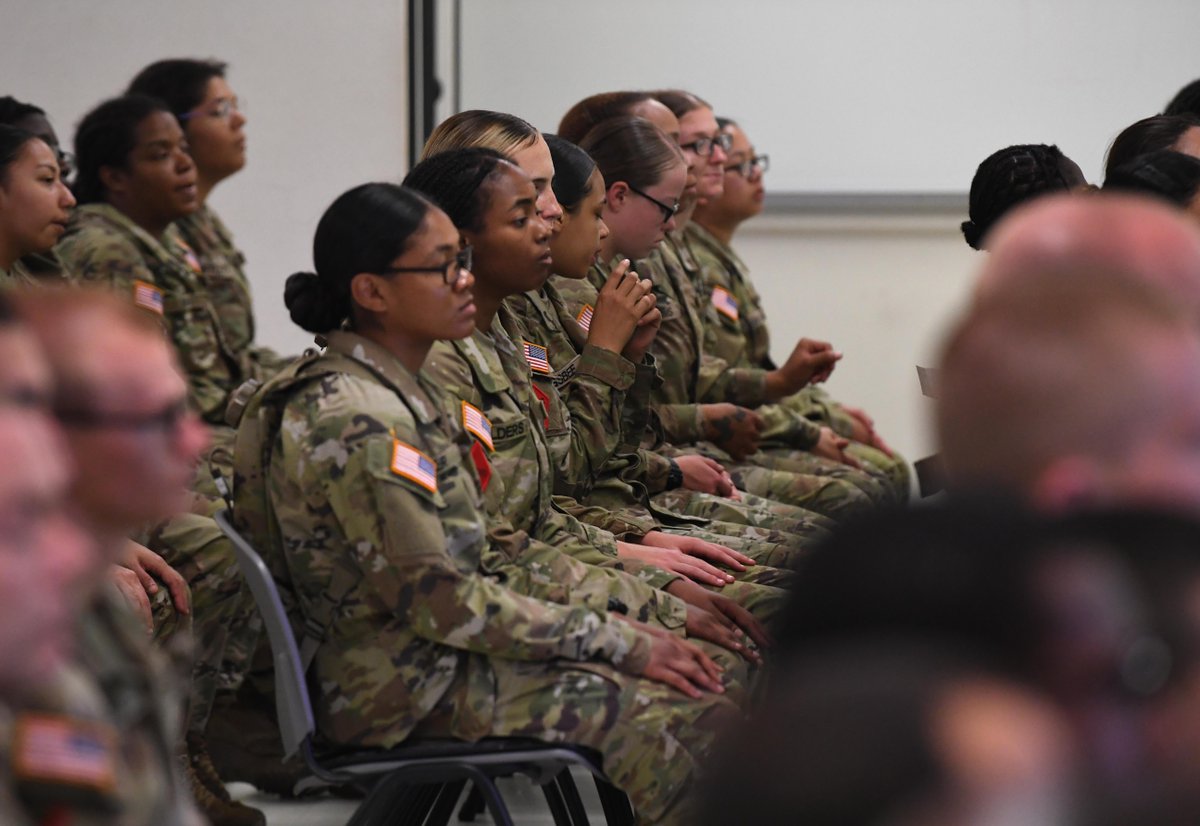 Last week, @TradocCG and @TRADOCCSM visited @fortjackson and observed how they are incorporating interpersonal communication skills in BCT so graduating Soldiers are equipped to be better teammates in the operational environment and beyond!

#VictoryStartsHere 
@USArmy @SecArmy