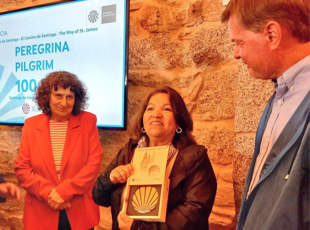 👣A alcaldesa destaca na recepción a Milagros del Rosario Mini Bailey, a peregrina 100.000 de 2024, a aposta 'por un modelo de turismo consciente, responsable, que coide o patrimonio e que queira vir a vivir esa experiencia única mantendo a  esencia desta cidade de acollida'