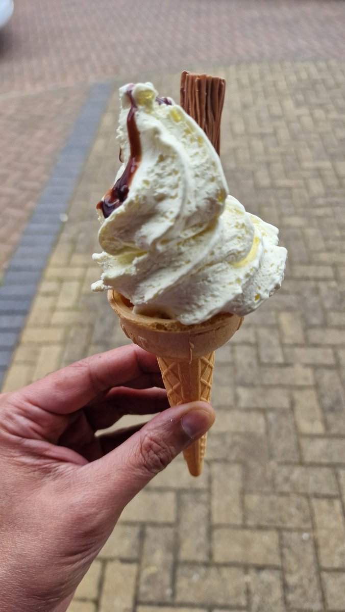 To celebrate International Nurses' Day. Our hospital arranged this free ice cream van for staff & patients. I don't even eat this ice cream, but you see it was free.