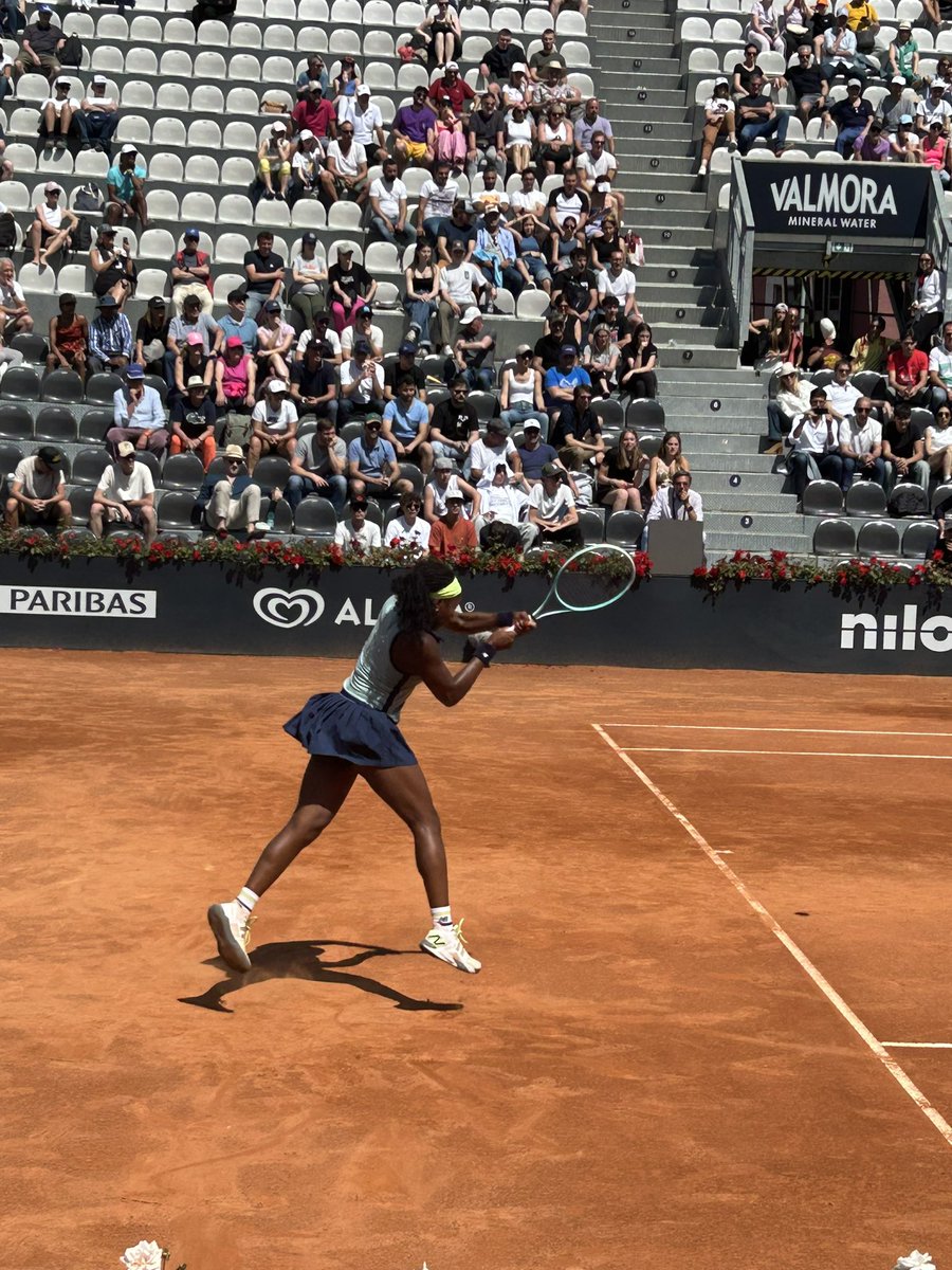 conqeor's tweet photo. She flies through the air with the greatest of ease! @CocoGauff @InteBNLdItalia https://t.co/KvA1NGF9Sh