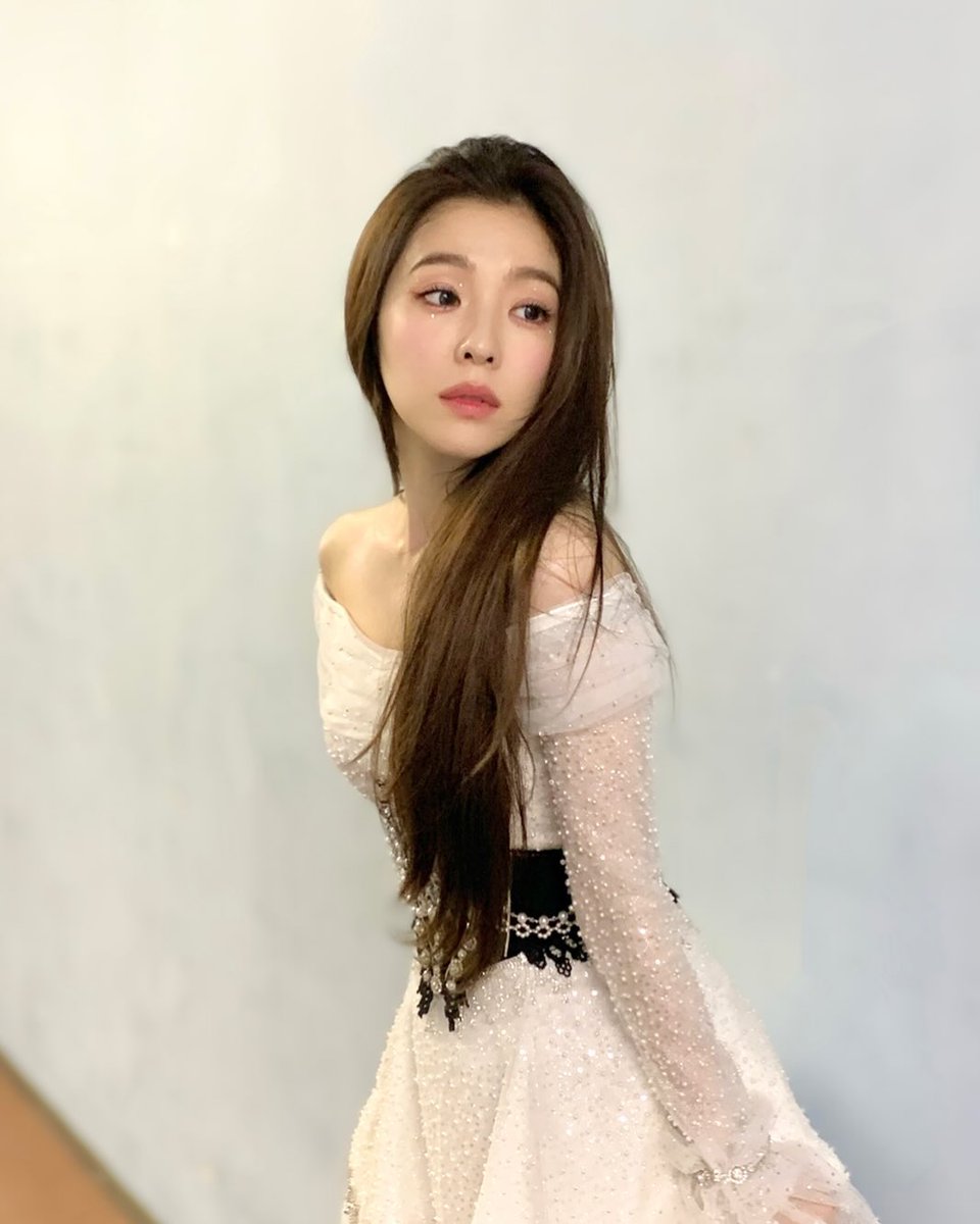 irene_global's tweet photo. [IG] 240513

Irene's MUA Iseul uploaded a photo of Irene on Instagram! 

“I took lots of photos of Irin-unnie after KCON ended and I think this is one of her best photos so I'm uploading it 💜 What's up with unnie's beauty,,, 👑👗🐰💙”

#IRENE #아이린 #RedVelvet @RVsmtown https://t.co/1QRLTSncKP