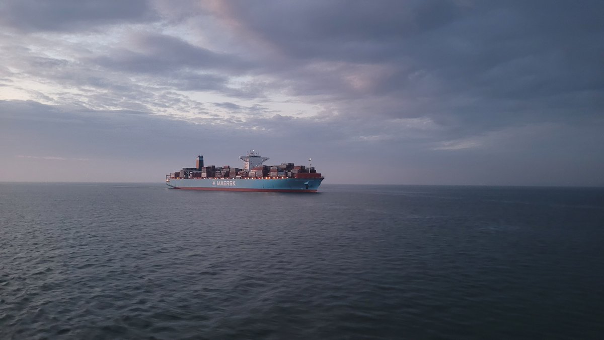 In the past 7 days, more than 230 vessels called in the Port of London. ➡️ hubs.la/Q02wVX090 Photo by PLA Pilot Jack Daly #KeepingTradeFlowing #London #Kent #Essex #ThamesEstuary #TradingThames #RiverThames #PortOfLondon