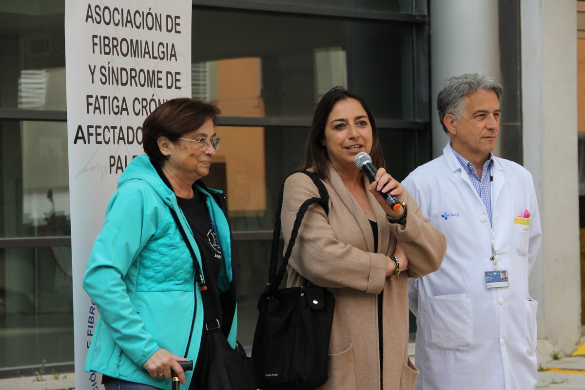 PalenciaAyto's tweet photo. La alcaldesa, @mndres y la concejala de Bienestar Social, Rosario García, participan en la plaza del #HospitalRíoCarrión en el acto #DíaMundialdelaFibromialgia y #SíndromedeFatigaCrónica, donde han mostrado su empeño por la puesta en marcha de la #recetadeportiva. #afacyl https://t.co/elAZVRi7wS