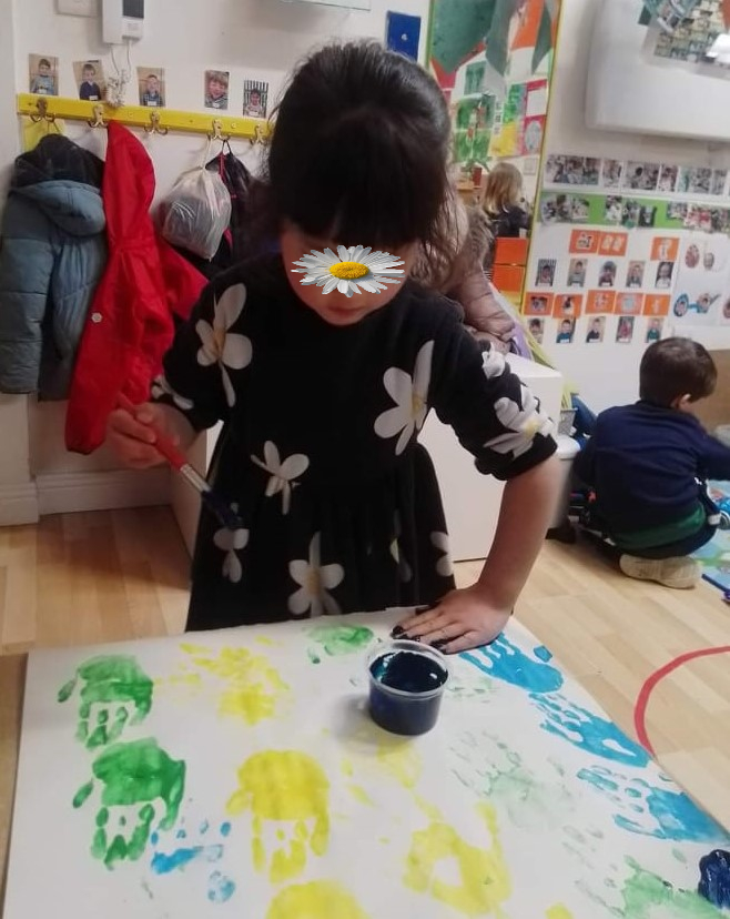 𝐌𝐢𝐥𝐥𝐭𝐨𝐰𝐧 𝐂𝐞𝐧𝐭𝐫𝐞: Hand painting engages multiple senses, provides an opportunity for self-expression, improves fine motor skills and hand-eye coordination, and can be a relaxing and calming activity. #montessoriactivity #daisychaincare #childcaredublin #daisychaindub