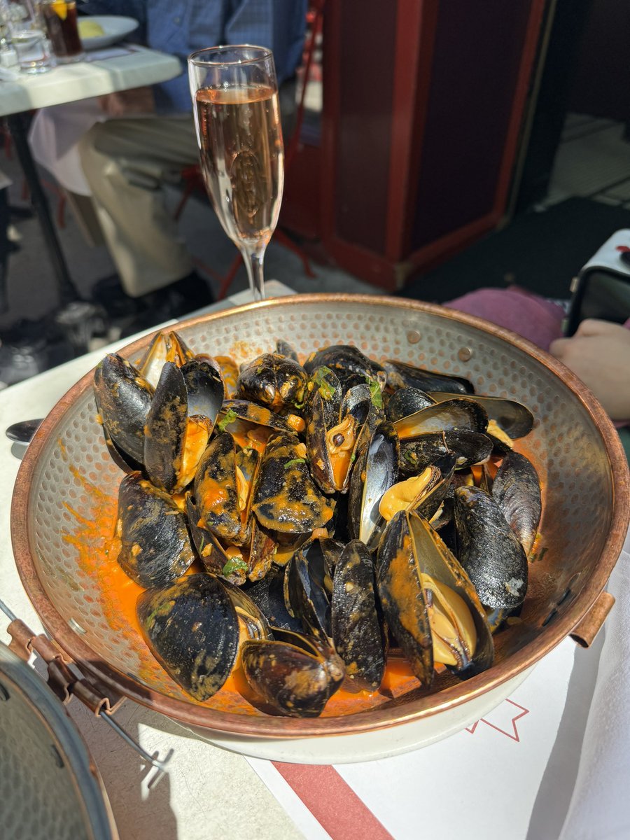 A lovely @mannysbistrony table in the sun, the most delicious moules Provençal, a glass of beautifully dry @maison_pierre_sparr_succ Cremant d’Alsace …what more do you need for a perfect spring meal? Bon Appetit! #mannysbistro #mussels #moules #seafood #NYC #newyork #bonappetit
