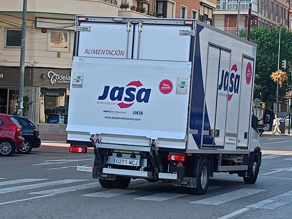 NeSiNo0's tweet photo. Muchas gracias a JASA alimentación, por dejar su camión encima de la acera, en la puerta del colegio a la hora de entrar los niños.
08:45 13/05/24 https://t.co/UysZxXTcYN