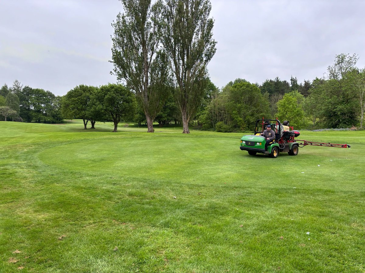 Application of @Aitkens_turf CRF 17-7-12 on Approaches & run-offs followed by spray app of @GBRTechAmenity Aquazone, tierra boost & humic 💥 lots of rain ☔️ to wash it all in 😜 #turfmanagement #turflife @MonmouthshireGC @Marc12534024 @Nathan_Scarff90