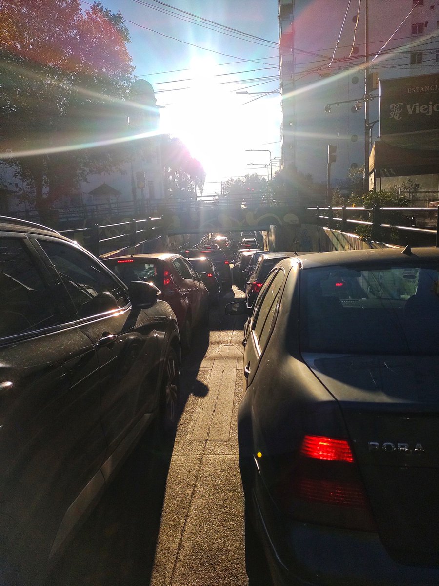 Es increíble que en una cuadra haya sólo 18 personas arriba sus latas echando humo y a los bocinazos, ocupando los 500m2 disponibles  cuando en bicicleta serían apenas 30m2 lo ocupado, sin humo y sin ruido. Después te dicen que los ciclistas se creen los dueños de la calle...