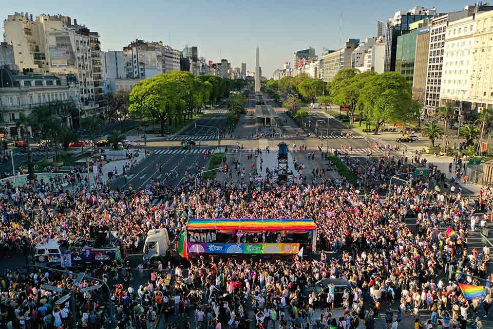 Each November, Buenos Aires’s Pride march proceeds down a ten-block stretch that is the “spine of Argentine history.” Liliana Viola writes about the march’s history in our May issue (trans. Kit Maude). worldliteraturetoday.org/2024/may/proud…