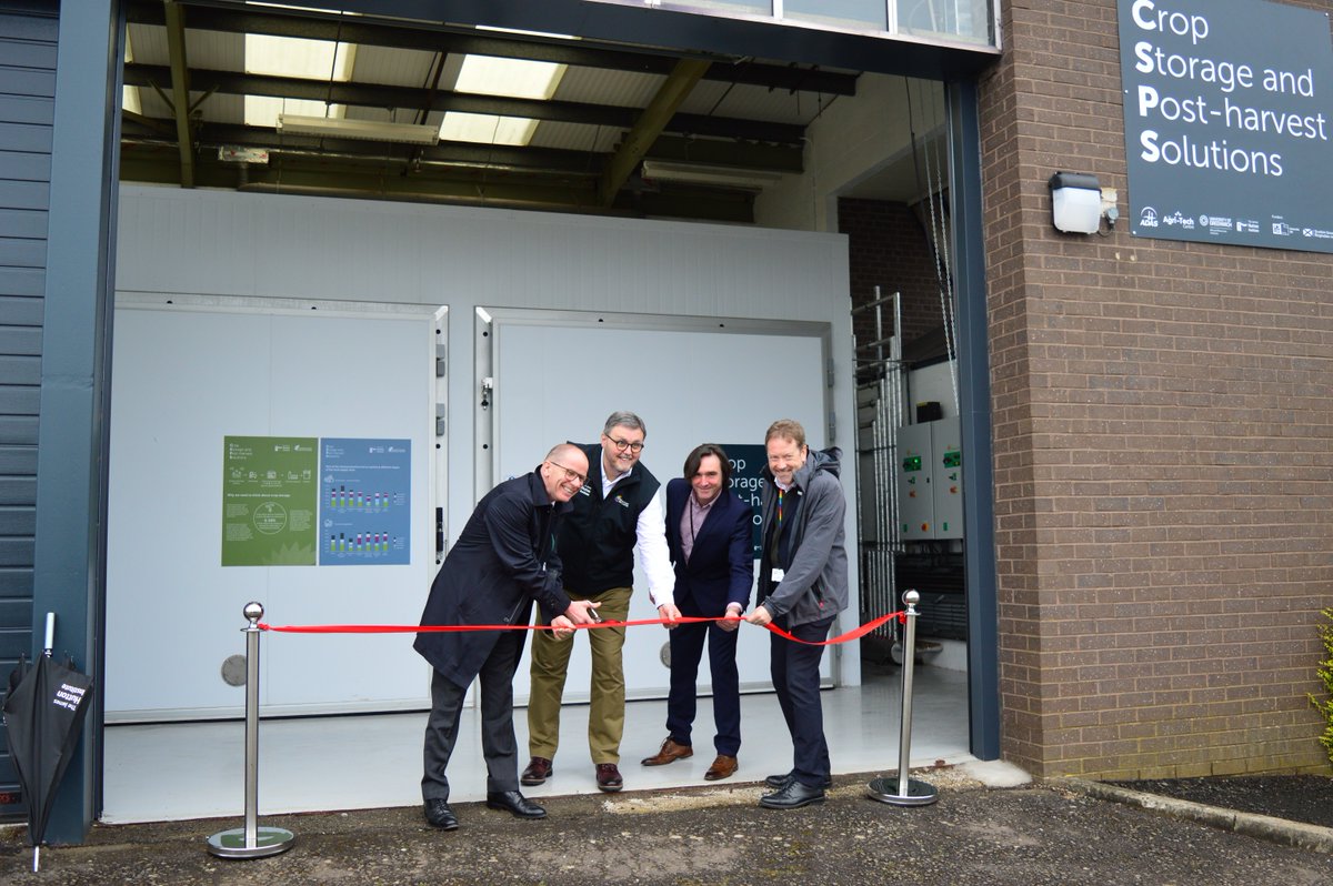 We welcomed @JimFairlieLogie, Minister for Agriculture and Connectivity to our Invergowrie campus where he opened our #crop storage facility @APGCScotland. Focused on leveraging world leading #plant science, exploring innovative methods for prolonging the shelf life of our crops