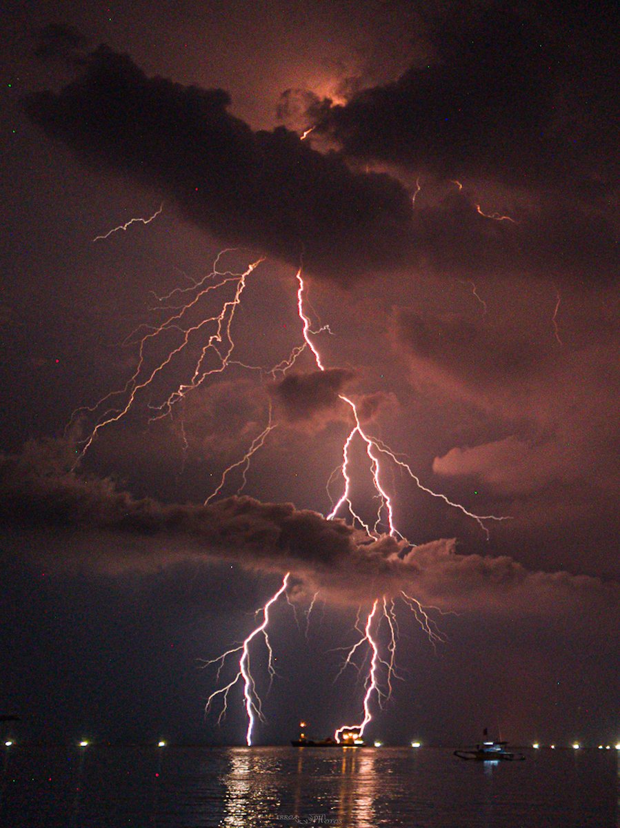 #MeteoShaker | SEEING THE LIGHT(NING) FROM AFAR  ⚡️

Even though the thunderstorm is raging over in Cavite this evening, the photographer still got a glimpse of its fury here in Mariveles, Bataan. These shots captured a distant lightning strike illuminating the southeastern sky.