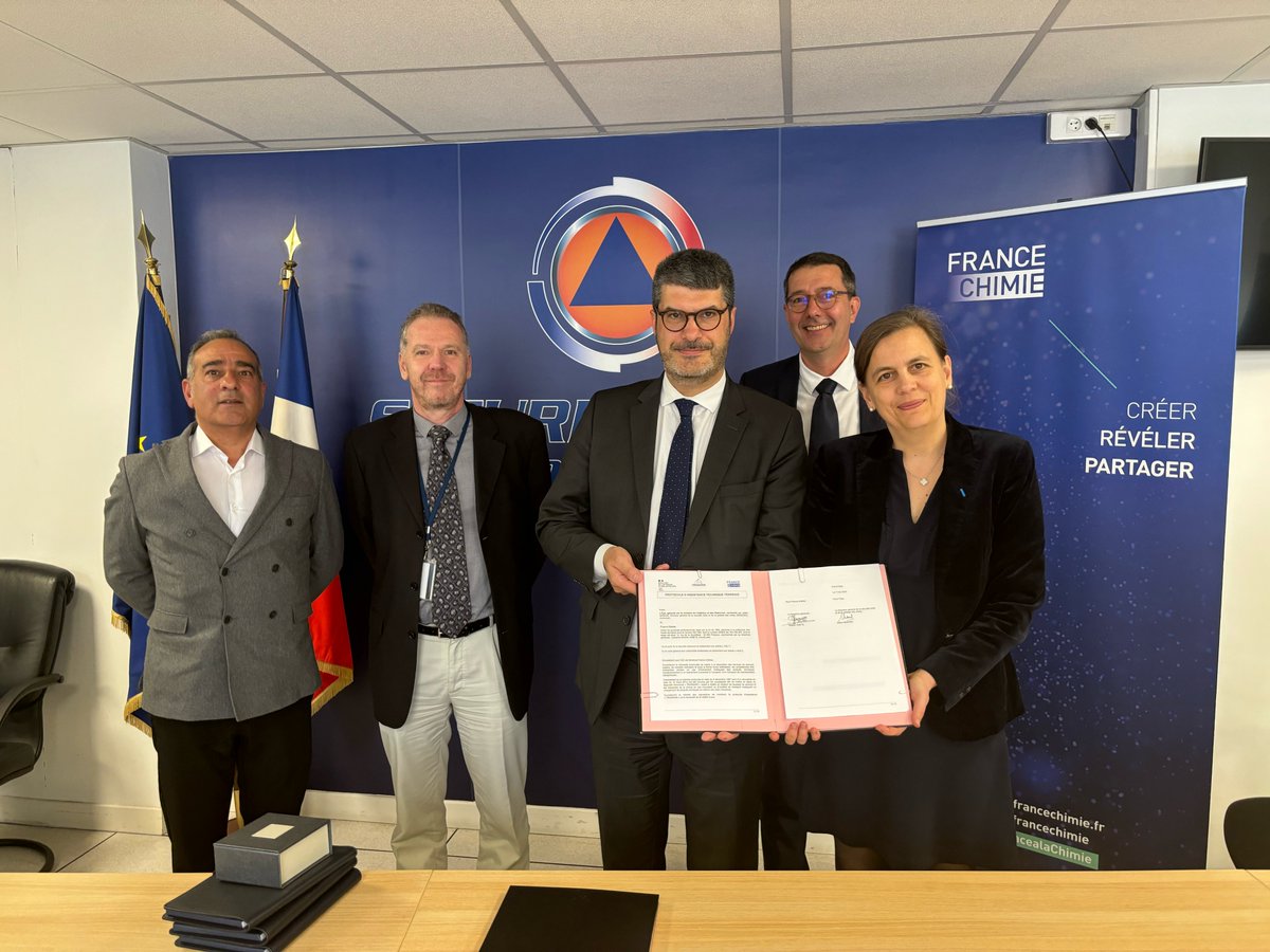 SecCivileFrance's tweet photo. 🤝  Renforcement de la collaboration avec @FranceChimie avec la signature du dispositif Transaid.

Ce nouveau protocole permettra notamment une mise en relation directe entre les sapeurs-pompiers et près de 90 sites volontaires de la Chimie. https://t.co/T87nSC4SpN