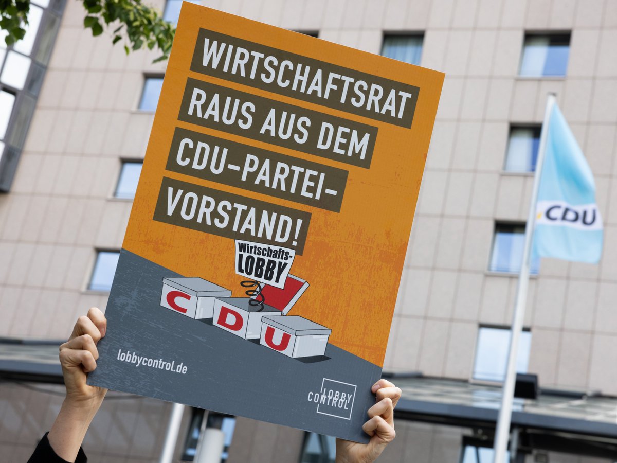 Die #CDU hat erneut den Lobbyverband Wirtschaftsrat in den Vorstand „kooptiert“. Damit darf ein Lobbyverband dauerhaft im Steuerungszentrum der Partei mitreden. Das ist undemokratisch – und auch rechtswidrig.
Unser Kommentar 👇1/5