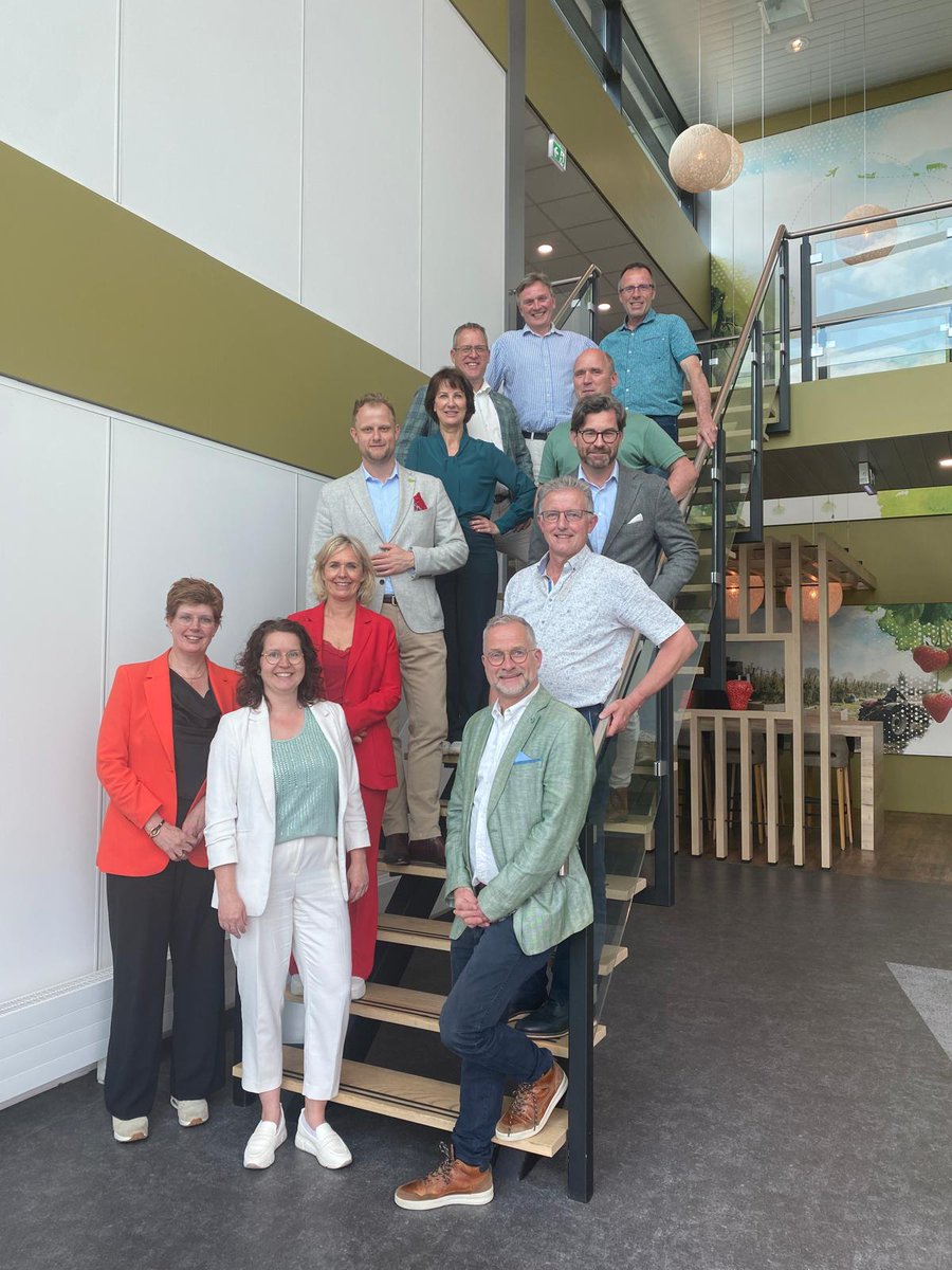 Op uitnodiging van #GroentenFruitHuis heeft een delegatie van <a href="/BoerBurgerB/">BBB BoerBurgerBeweging 🍀🍀🍀</a> onder leiding van <a href="/sandersmitwzn/">Sander Smit (BBB MEP) ن</a> op 13 mei 2024 een bezoek gebracht aan <a href="/Fruitmasters/">Fruitmasters</a>. Een gelegenheid om in gesprek te gaan met de groente- en fruitsector voor <a href="/Europarl_NL/">Europees Parlement NL</a> #EUverkiezingen @Erik_van_lith