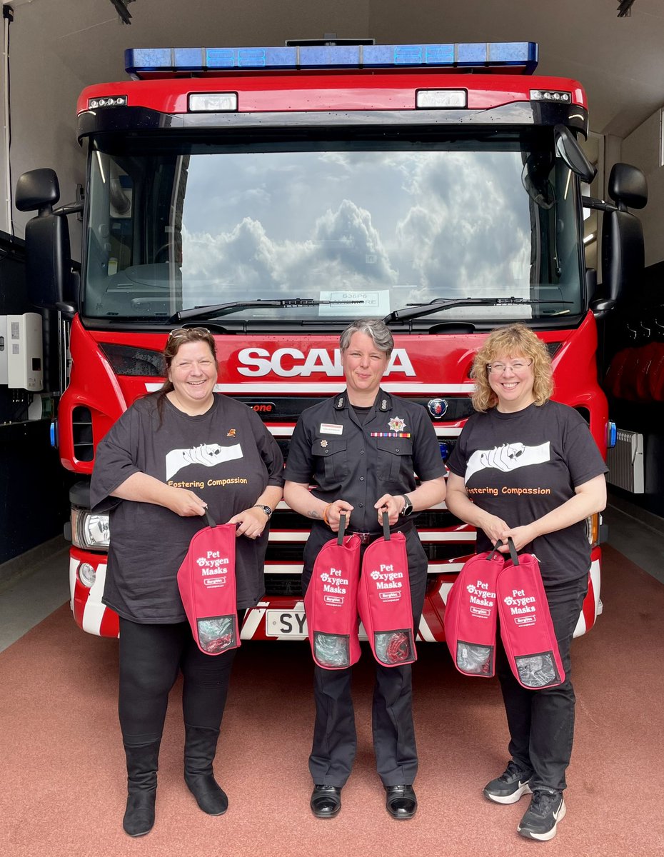 I was delighted to receive @helpsmokeypaws O2 therapy kits kindly donated by @FosteringCompa1 for fire stations in Skye & Wester Ross. These enable us to give animals oxygen at incidents, enabling them to have the best chance of survival! Thank you so much for your kind donation!