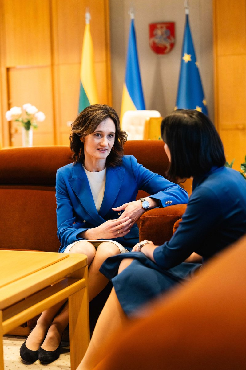 Návštěvu Pobaltí jsem zahájila jednáním s první ženou ve funkci předsedkyně 🇱🇹 parlamentu @VCmilyte. Spolu s Litvou pomáháme utvářet politiku EU a NATO, vědomi si naší historické zkušenosti se sovětskou rozpínavostí. A varujeme i před čínskou hrozbou - obě jsme navštívily