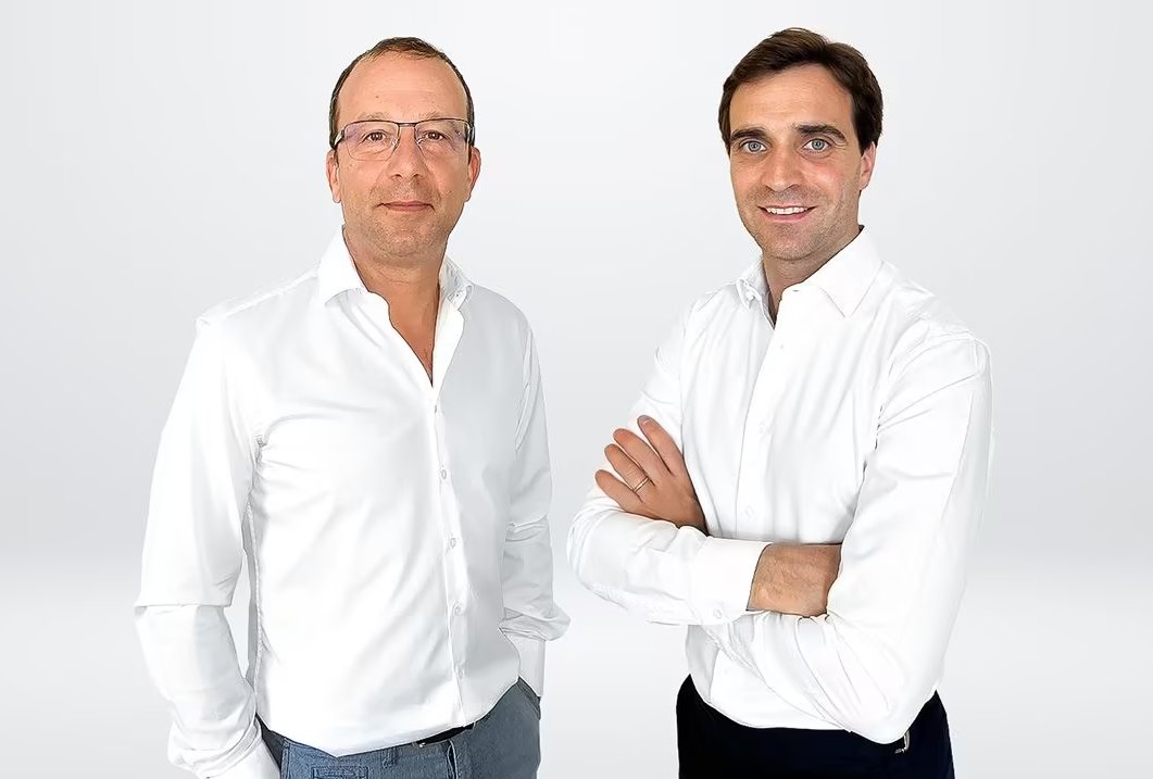 ElReyGuiri's tweet photo. 🚨 ¡OFICIAL! 

Ferrari ficha a Loic Serra y d'Ambrosio, ambos procedentes de Mercedes.

Serra, nuevo Jefe de Ingeniería de Rendimiento de Chasis

d'Ambrosio, nuevo subdirector del equipo.

#F1 #ImolaGP https://t.co/1QGkEmrtKE