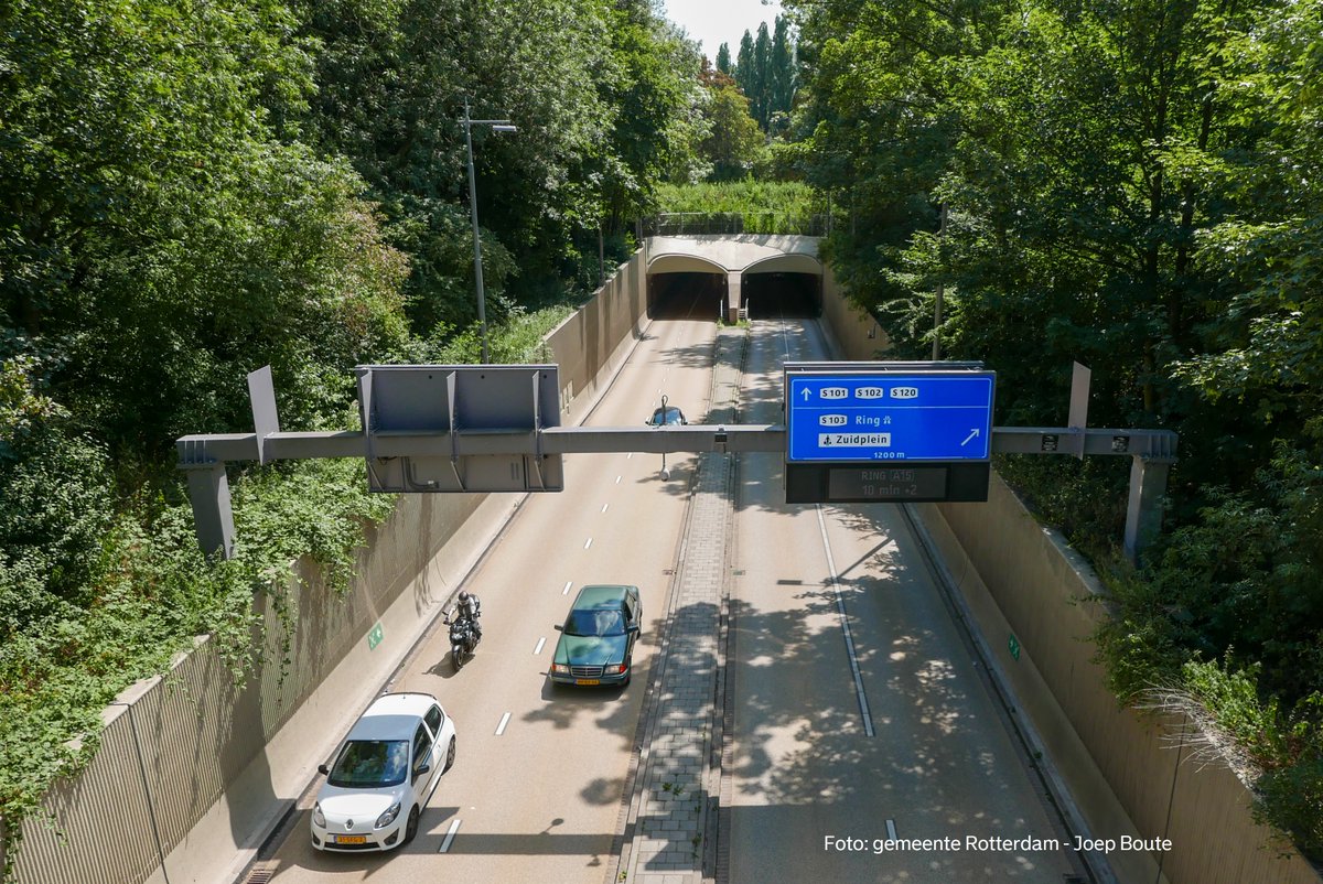 Komende vier nachten, 13-17 mei, is de #Maastunnel afgesloten voor #Autoverkeer van Noord naar Zuid van 22.00 tot 06.00 uur. Vannacht en dinsdagnacht is de tunnel van 00.30 tot 6.00 uur in beide richtingen afgesloten. Meer info: rotterdam.nl/nachtafsluitin…