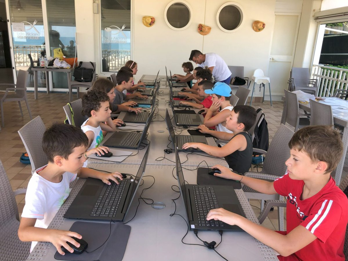 🟡⚫️ Laboratori di Coding con Minecraft Education 

📌 Termoli - Lido Alcione

🗓️ Il mercoledì dal 19 giugno al 10 luglio 

🧑‍💻 Gruppi di lavoro a numero chiuso 

👉 Iscriviti qui -> roboboat.it/laboratori-di-…

#coding #robotica #steam #education #summercamp