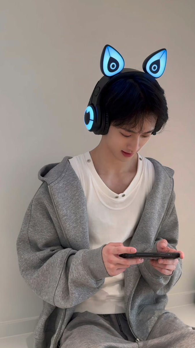 전이륜 웨이보 
남친짤 대방출 미텃다고………