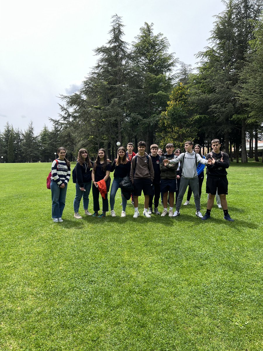 BioLolaC's tweet photo. 🌸Conociendo las especies más representativas de nuestro entorno con 4º ESO. 
@iespolisoria https://t.co/RJUvdaWoY7