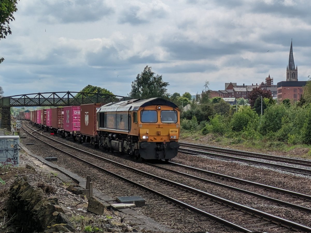 Spending the day in my happy place again...

@GBRailfreight 66728 'Institution of Railway Operators' thundering through Chesterfield on 4E34 to the iPort. Much cloudier today, but still nice out.

#shedwatch #class66 #intermodal