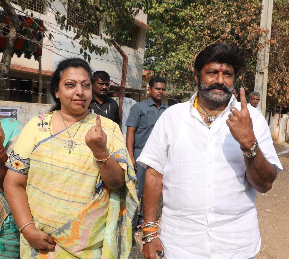 Natasimham #NandamuriBalakrishna and his wife #Vasundhara cast their votes in Hindupur!! 🗳️ #LokSabhaElections2024 #NBK #NBK109 #TeluguFilmNagar