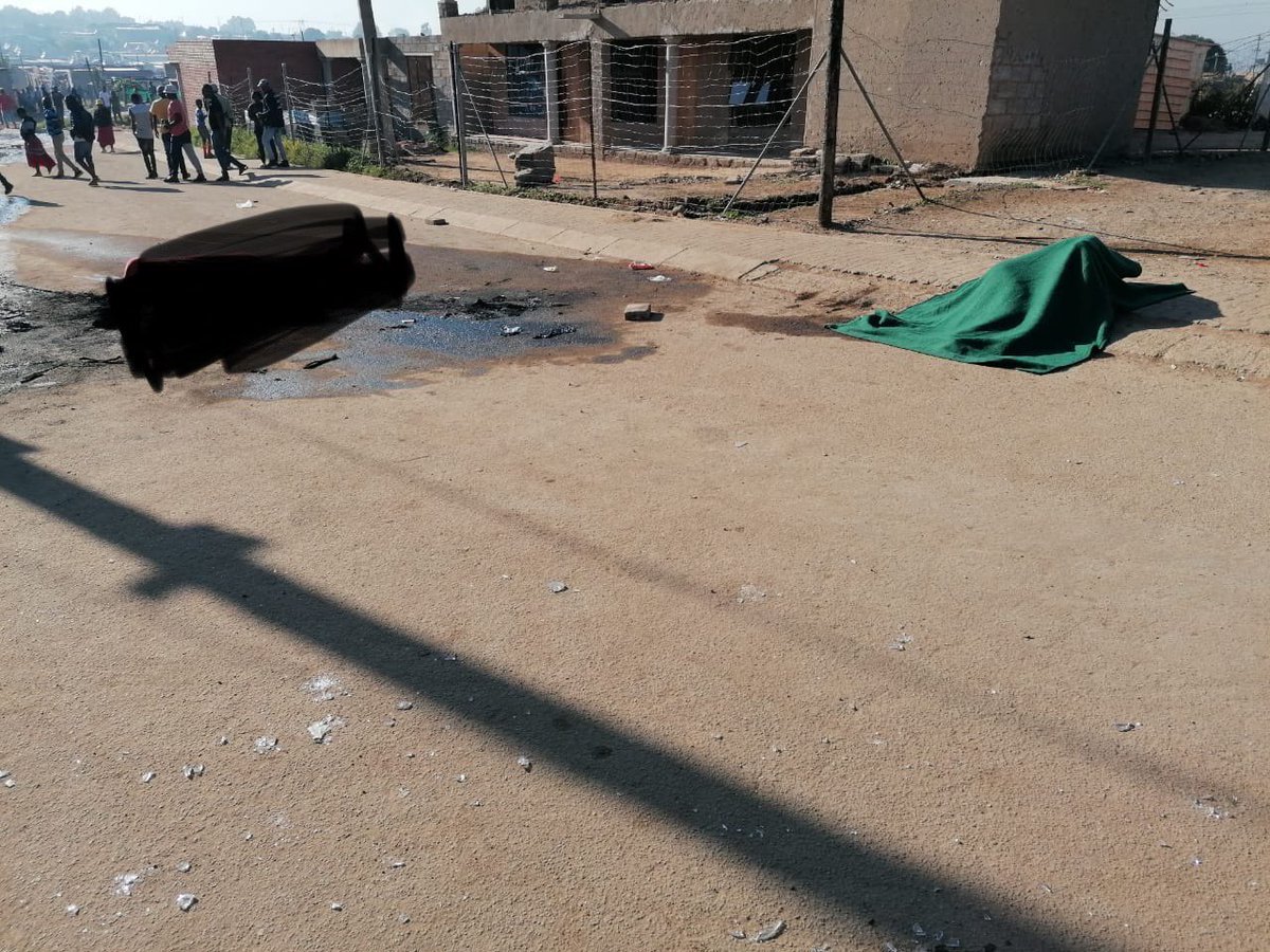 Two suspected robbers stoned and burned to death in Kaalfontein Ext 23, Tembisa.

#CrimeWatch
