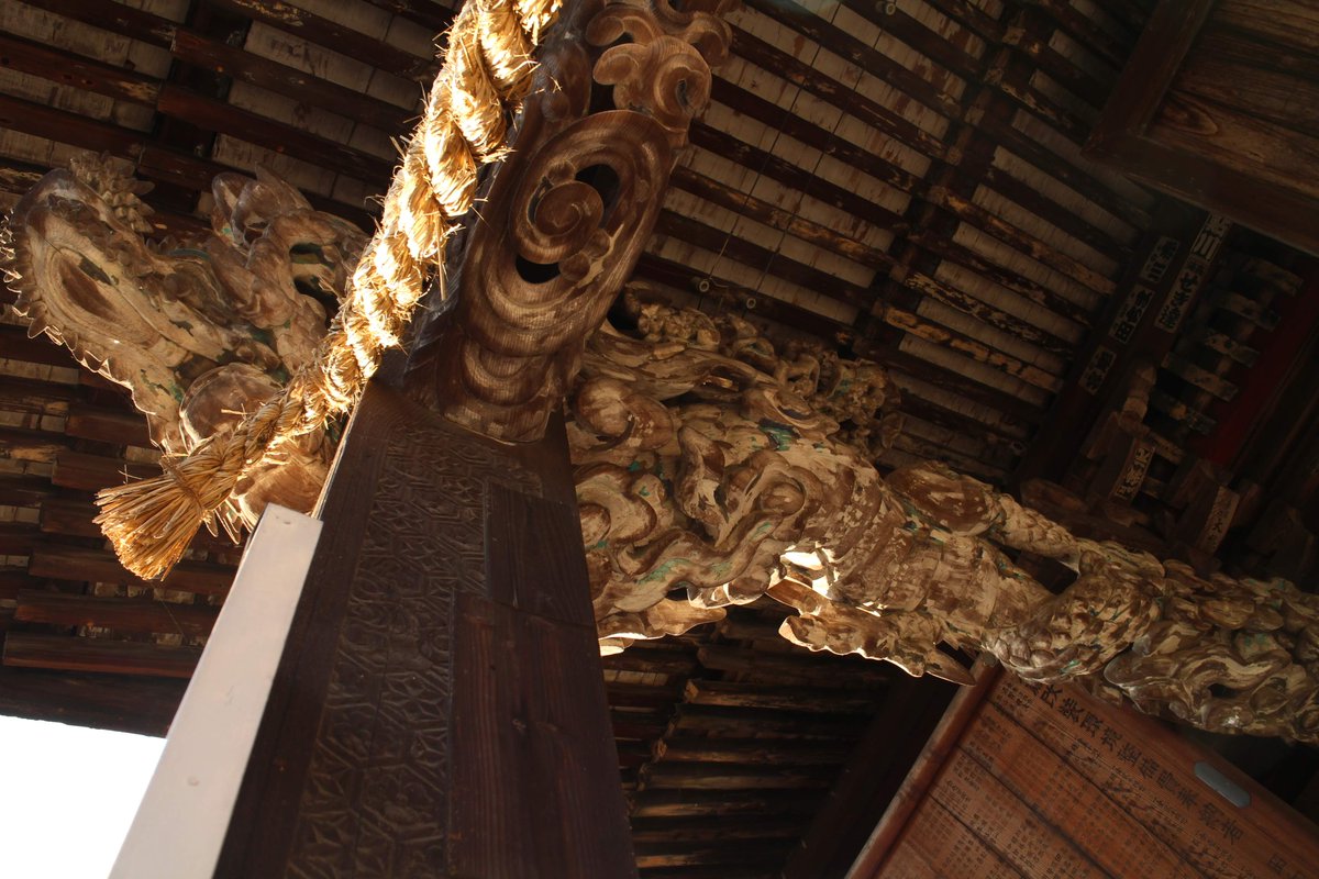 2015年10月 群馬県高崎市 上野國一社八幡八幡宮 拝殿からお参りしてふと上を見たら、立派な彫刻が。横木の下面に波が彫ってあったり、柱の脇にも細やかな彫りがなされていたり。彩色もまだまだ残っていますね。 #photography #ファインダー越しの私の世界