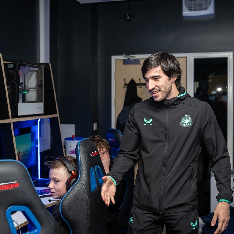 NU_Foundation's tweet photo. Levelling up for the next generation 🎮🙌 

#NUFC's Sandro Tonali and Mark Gillespie recently visited our esports room to meet students exploring their future through STEM learning.