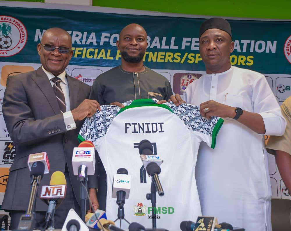 Honored to have been unveiled as Head Coach of @NGSuperEagles My gratitude goes to @thenff, the Ministry of Sports Development, and Nigerians for the faith. The task is enormous but with the support of Nigerians, we will scale every hurdle and bring glory to our fatherland 🇳🇬