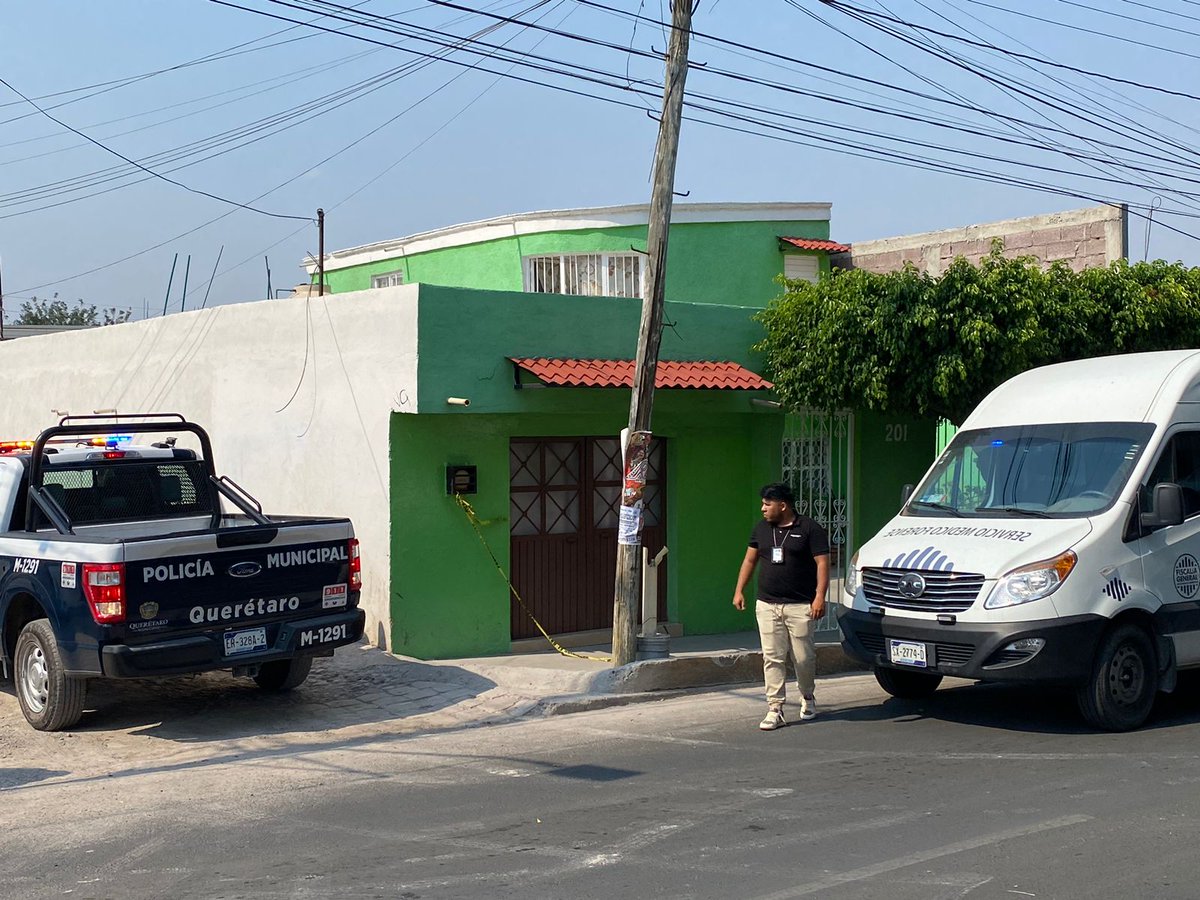 #LOMALINDA  | 🚨🚑 | Un hombre de aproximadamente 40 años de edad fue localizado sin vida en la vía pública, dentro de la privada Pirineos en la colonia Loma Linda.
noticiasdequeretaro.com.mx/2024/05/13/hom…

 #NOTICIASDEQUERETARO