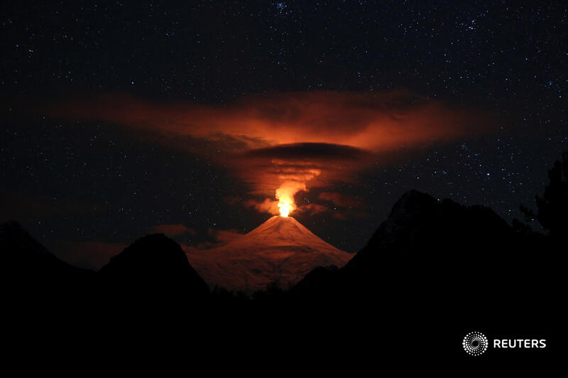 The Villarrica volcano erupts during the night, as seen from Pucon, Chile. More photos of the day: reut.rs/3ww6X5k 📷 Cristobal Saavedra Escobar